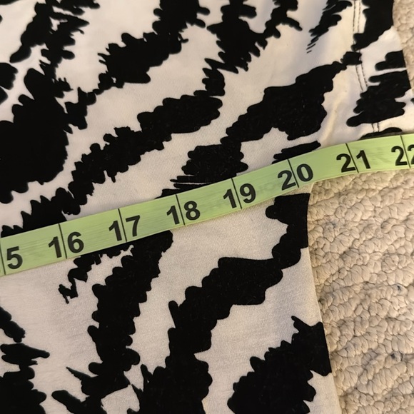 INC International Concepts Black and White Zebra 🦓 Ruched Short Sleeve Tunic Top - Picture 8 of 10